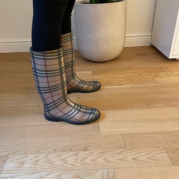 Burberry Rainboots - Picture 7 of 10